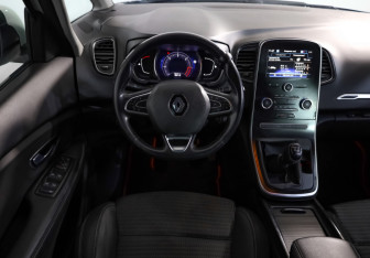 Подержанный автомобиль Renault Scenic 2018 года (9 фото)