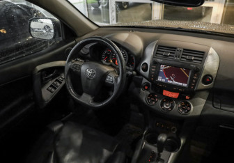 Подержанный автомобиль Toyota RAV4 2010 года (10 фото)