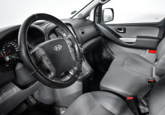 Подержанный автомобиль Hyundai Grand Starex 2010 года (9 фото)