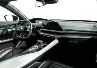 Подержанный автомобиль Changan UNI-V 2024 года (9 фото)