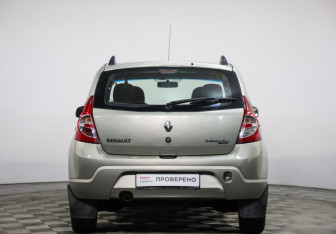 Подержанный автомобиль Renault Sandero 2013 года (6 фото)