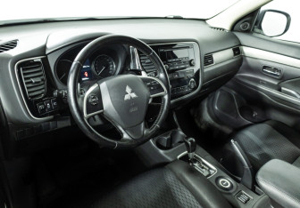 Подержанный автомобиль Mitsubishi Outlander 2012 года (11 фото)