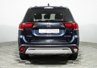 Подержанный автомобиль Mitsubishi Outlander 2019 года (6 фото)