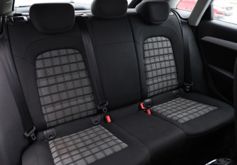 Подержанный автомобиль Audi Q3 2015 года (26 фото)