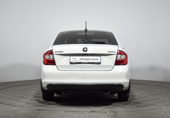 Подержанный автомобиль Skoda Rapid Liftback 2017 года (6 фото)