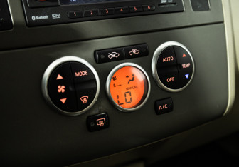 Подержанный автомобиль Nissan Tiida Hatchback 2011 года (15 фото)