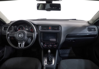 Подержанный автомобиль Volkswagen Jetta Sedan 2014 года (8 фото)