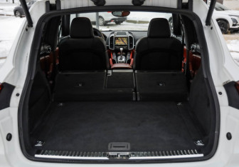 Подержанный автомобиль Porsche Cayenne 2016 года (39 фото)