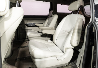Подержанный автомобиль Kia Carnival 2017 года (10 фото)