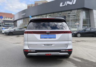 Подержанный автомобиль Kia Carnival 2021 года (5 фото)