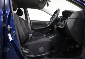 Подержанный автомобиль Toyota Corolla Hatchback 2002 года (15 фото)