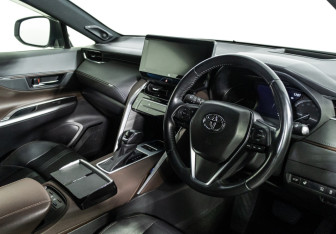 Подержанный автомобиль Toyota Harrier 2021 года (11 фото)