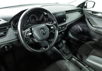 Подержанный автомобиль Skoda Rapid Liftback 2022 года (11 фото)