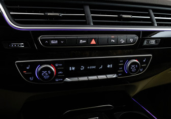 Подержанный автомобиль Audi Q7 2015 года (17 фото)