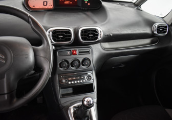 Подержанный автомобиль Citroen C3 Picasso 2009 года (17 фото)