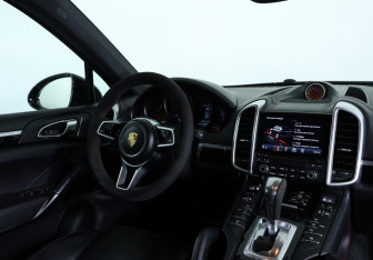 Подержанный автомобиль Porsche Cayenne 2016 года (12 фото)