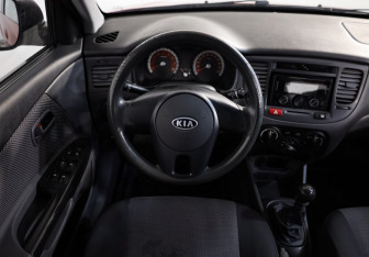 Подержанный автомобиль Kia Rio Hatchback 2009 года (11 фото)