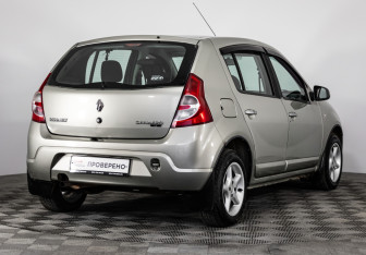 Подержанный автомобиль Renault Sandero 2011 года (5 фото)