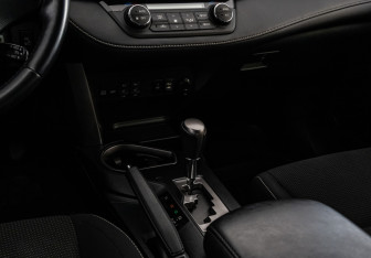 Подержанный автомобиль Toyota RAV4 2017 года (12 фото)
