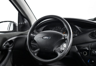 Подержанный автомобиль Ford Focus Hatchback 2004 года (13 фото)