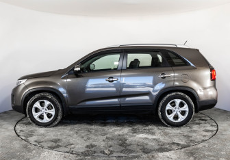Подержанный автомобиль Kia Sorento 2017 года (8 фото)