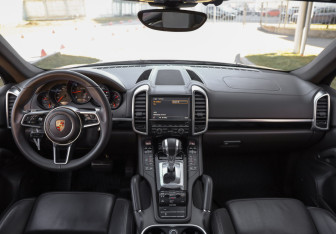 Подержанный автомобиль Porsche Cayenne 2015 года (11 фото)