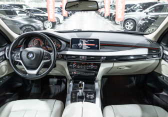 Подержанный автомобиль BMW X5 2015 года (17 фото)