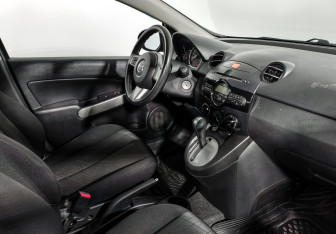 Подержанный автомобиль Mazda 2 Hatchback 2012 года (13 фото)