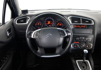 Подержанный автомобиль Citroen C4 Hatchback 2011 года (10 фото)