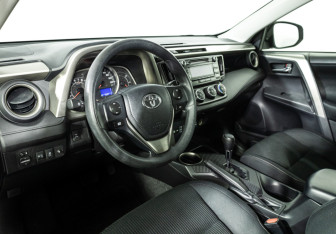 Подержанный автомобиль Toyota RAV4 2012 года (11 фото)