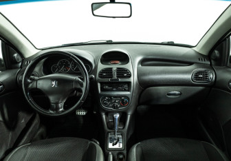 Подержанный автомобиль Peugeot 206 Hatchback 2006 года (13 фото)