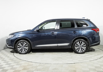 Подержанный автомобиль Mitsubishi Outlander 2019 года (8 фото)
