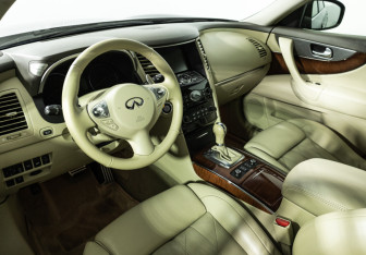 Подержанный автомобиль Infiniti FX 2011 года (11 фото)
