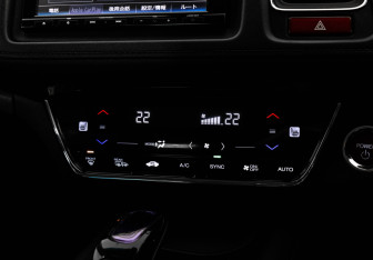 Подержанный автомобиль Honda Vezel 2014 года (17 фото)