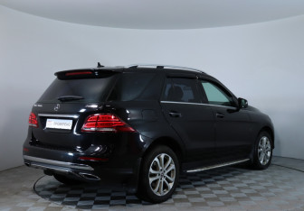 Подержанный автомобиль Mercedes-Benz GLE 2015 года (5 фото)