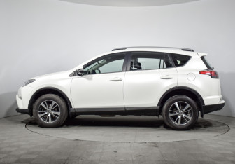 Подержанный автомобиль Toyota RAV4 2016 года (8 фото)