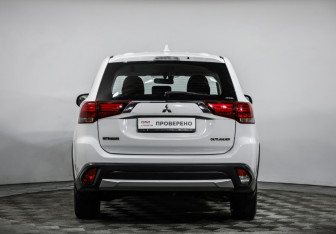 Подержанный автомобиль Mitsubishi Outlander 2017 года (6 фото)
