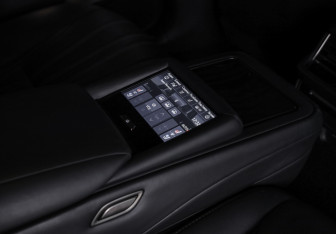 Подержанный автомобиль Lexus LS 2021 года (34 фото)