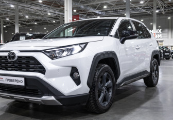 Подержанный автомобиль Toyota RAV4 2022 года (7 фото)