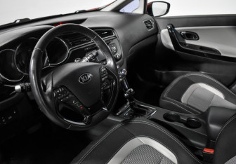 Подержанный автомобиль Kia Ceed Hatchback 2015 года (9 фото)