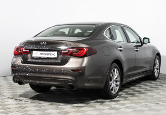 Подержанный автомобиль Infiniti Q70 2016 года (5 фото)
