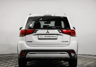 Подержанный автомобиль Mitsubishi Outlander 2019 года (6 фото)