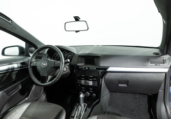 Подержанный автомобиль Opel Astra Hatchback 2010 года (9 фото)