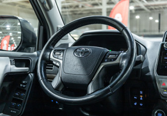 Подержанный автомобиль Toyota Land Cruiser Prado 2018 года (17 фото)