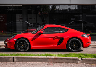 Подержанный автомобиль Porsche Cayman 2018 года (9 фото)