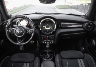 Подержанный автомобиль MINI Hatch 2017 года (15 фото)