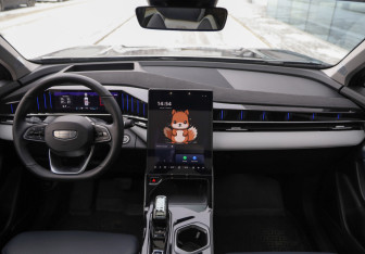 Подержанный автомобиль Geely Atlas 2024 года (11 фото)