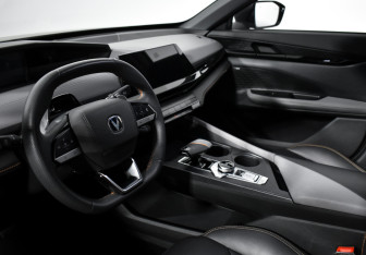 Подержанный автомобиль Changan UNI-V 2023 года (9 фото)