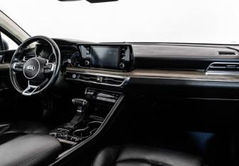 Подержанный автомобиль Kia K5 2021 года (10 фото)