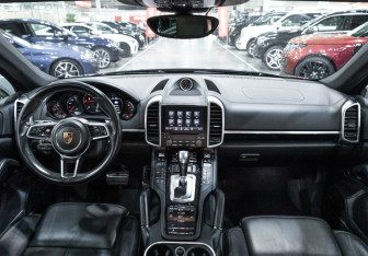 Подержанный автомобиль Porsche Cayenne 2017 года (13 фото)
